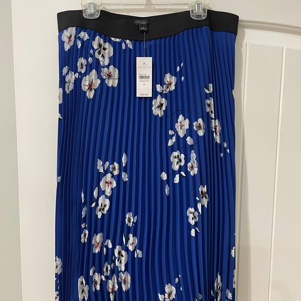 Brand New Ann Taylor Blue Flower Skirt - Picture 3 of 3